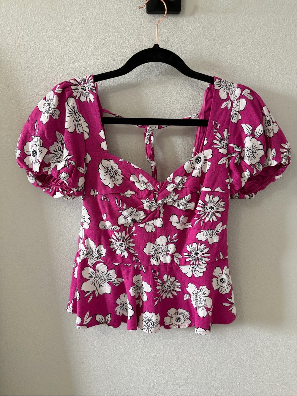 Francesca's Collections Fuchsia Floral Puff-Sleeve Peplum Top